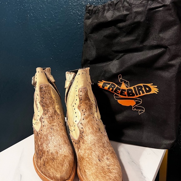 Freebird Morgan Tan and Cream Ankle Booties - Picture 3 of 5